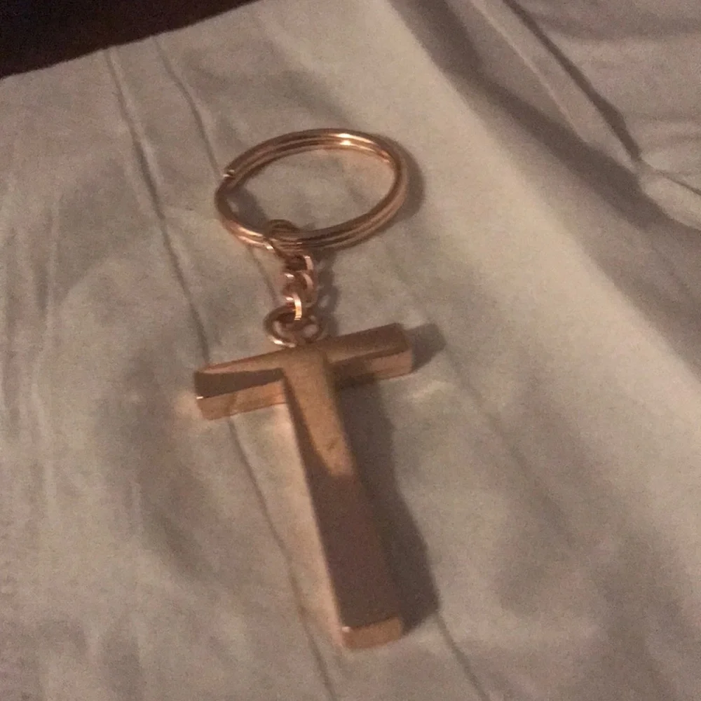 Letter T monogram key chain in rose gold new